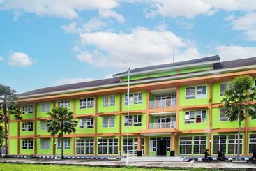 هتل Oyo Life 93399 Kos Batulayar