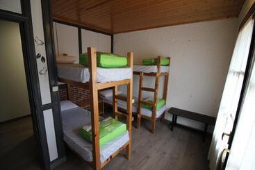 Albergue Villanúa Tritón   4 Hab   Máx 14 Personas
