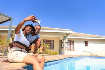 تختخواب و صبحانه Green Lagoon Guest House Tawana