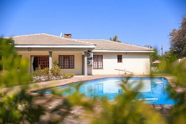 تختخواب و صبحانه Green Lagoon Guest House Tawana