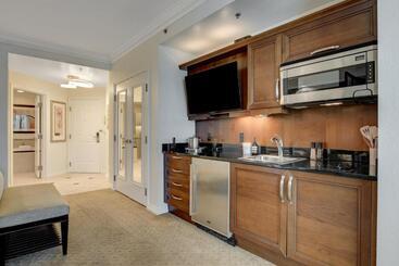 Elite Studio Mgm Signature Balcony Strip View