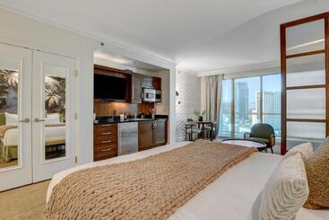 Elite Studio Mgm Signature Balcony Strip View