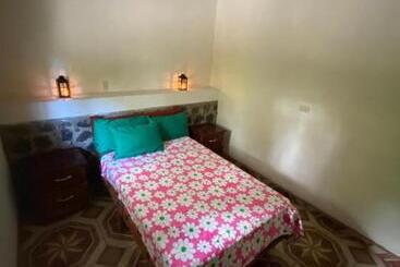 هتل Hostal Café El Cedro