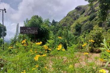هتل Rock N Fall Nature Resort