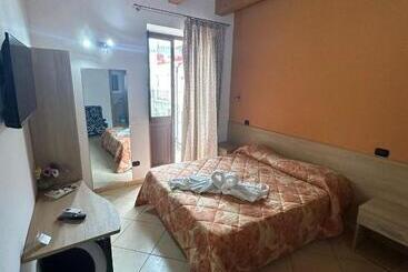 پانسیون Mandanici :borgo Marsalini 2.0