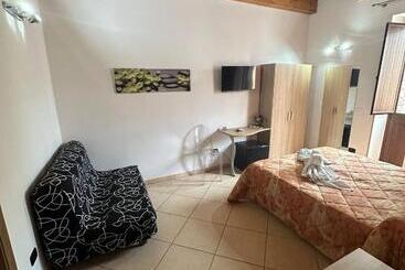 پانسیون Mandanici :borgo Marsalini 2.0