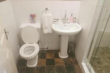 پانسیون Tom S Place Guest House