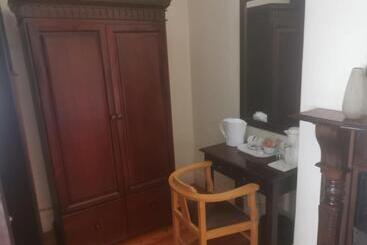پانسیون Tom S Place Guest House