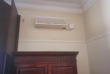 پانسیون Tom S Place Guest House