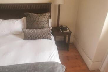 پانسیون Tom S Place Guest House