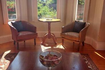 پانسیون Tom S Place Guest House