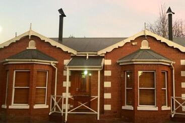 پانسیون Tom S Place Guest House