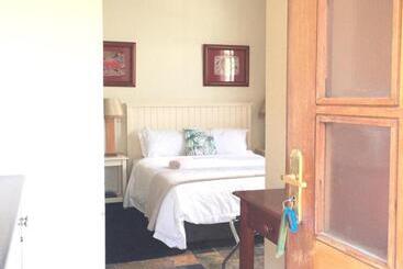 پانسیون Tom S Place Guest House