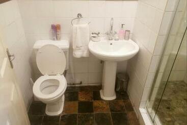 پانسیون Tom S Place Guest House
