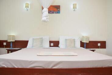 هتل Asins Holiday Inn
