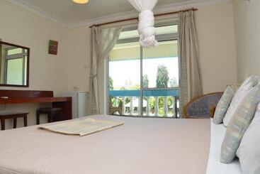 هتل Asins Holiday Inn