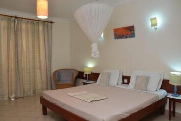 هتل Asins Holiday Inn