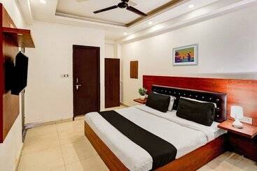 هتل Big Bang Near Delhi Airport