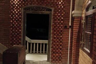 پانسیون The Brick Wonder