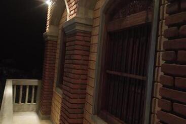 پانسیون The Brick Wonder