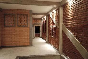 پانسیون The Brick Wonder
