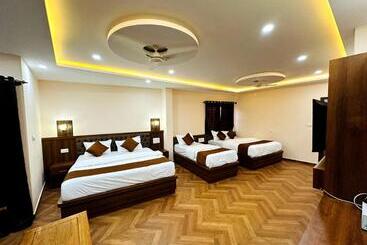 هتل Navarathna Comforts