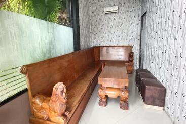 هتل Oyo 93512 Umbuy Homestay