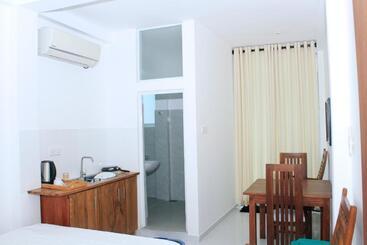 هتل Vthree Family House