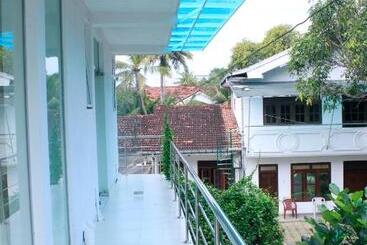 هتل Vthree Family House