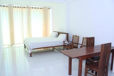 هتل Vthree Family House