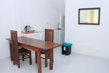 هتل Vthree Family House