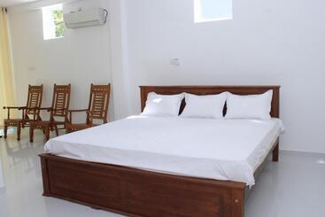 هتل Vthree Family House