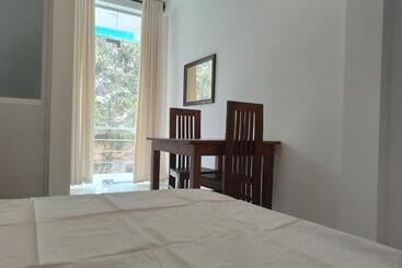 هتل Vthree Family House