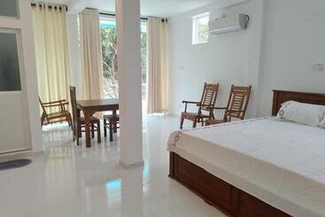 هتل Vthree Family House