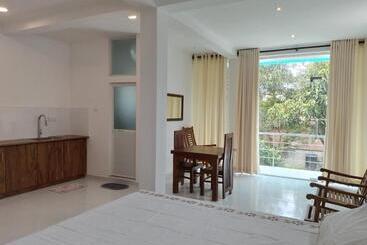 هتل Vthree Family House