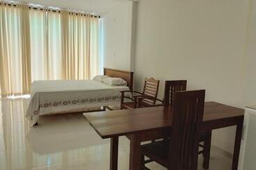 هتل Vthree Family House