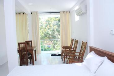 هتل Vthree Family House