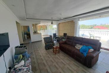 پانسیون Diamond Sands Villa
