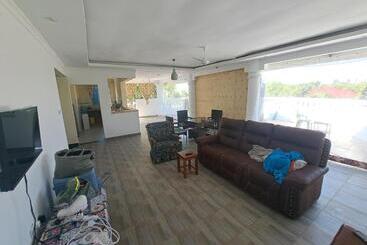 پانسیون Diamond Sands Villa