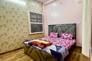 פנסיון Trilok Residency   Dashashwamedh Varanasi