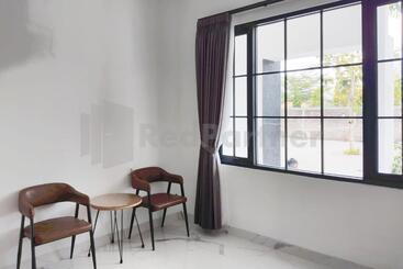 هتل Khayrizsan Premium Mitra Reddoorz