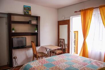 پانسیون Hostal Entreorientes