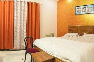 پانسیون Kalptaru Residency By Grb