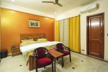 پانسیون Kalptaru Residency By Grb