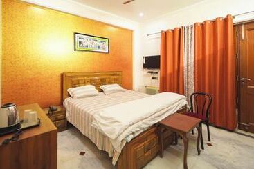 پانسیون Kalptaru Residency By Grb