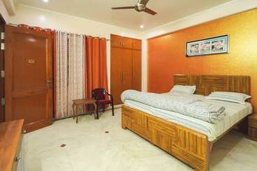 پانسیون Kalptaru Residency By Grb