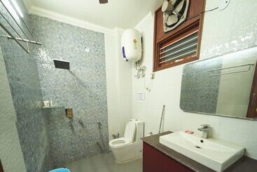 پانسیون Kalptaru Residency By Grb