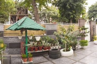 پانسیون Kalptaru Residency By Grb