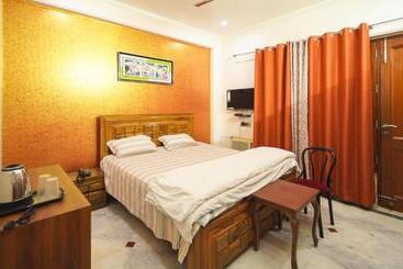 پانسیون Kalptaru Residency By Grb