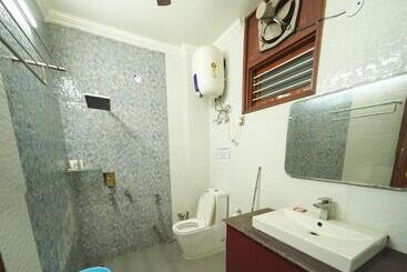 پانسیون Kalptaru Residency By Grb